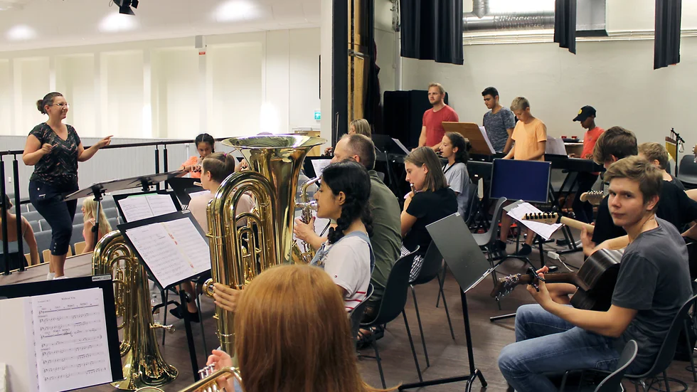 Läraren Karin Sköld har startat upp två orkestrar med elever från Kulturskolan. Här övar Vingåkers konsertorkester med Sköld som dirigent.