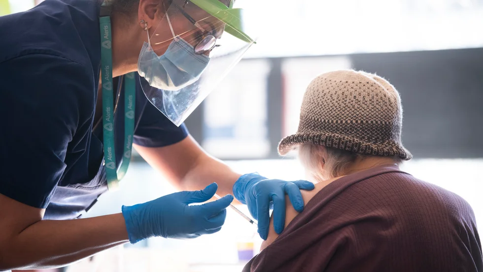 "Många PRO-medlemmar känner i dag oro över långsamheten i vaccinationerna och efterfrågar tydliga och snabba besked om hur vaccinationerna ska gå till", skriver Sten Fors, ordförande för PRO Norrbotten. (Arkivbild)