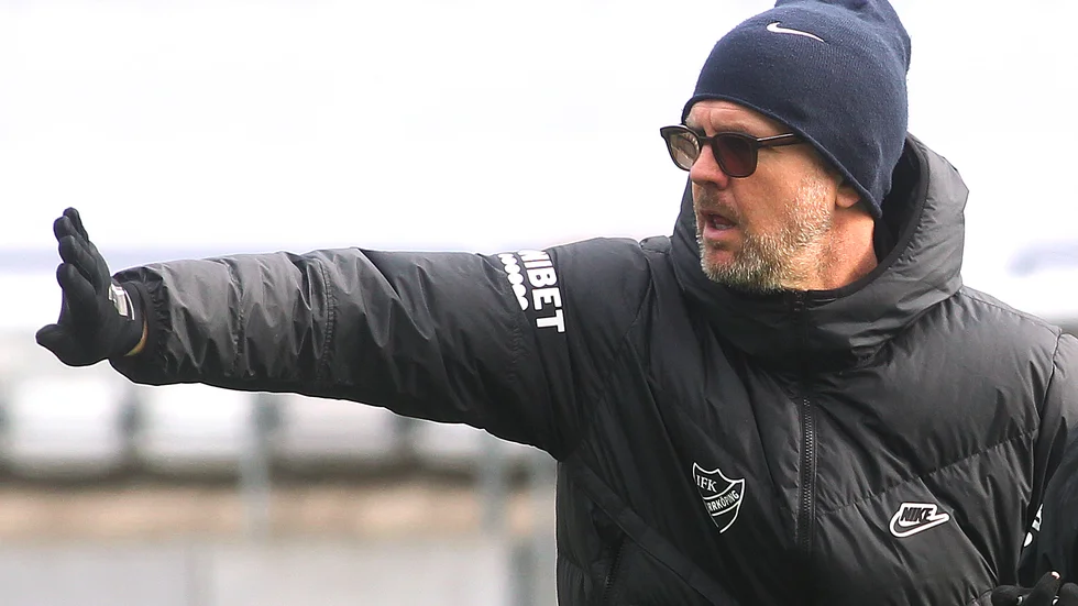 Rikard Norling kommer att ha en stor trupp i IFK Norrköping de närmaste månaderna. Han räknar inte med att låna ut några spelare före EM-kvaluppehållet.