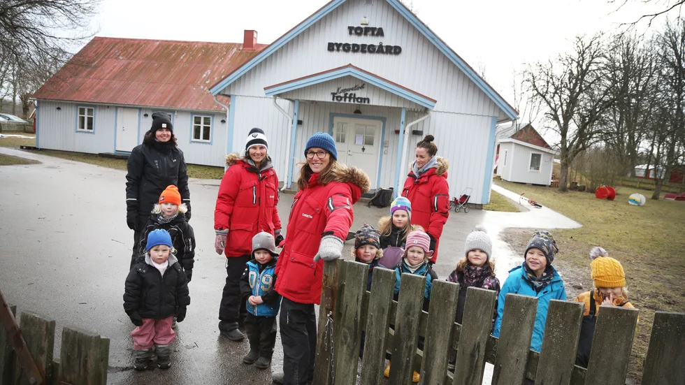 På förskolan Tofflan jobbar Carina Sturesson, en av de 40 som förra året blev nya Toftabor. Havet, vinterbad, bästa jobbarkompisar, allt menar hon har blivit till det bättre jämfört med fastlandet.