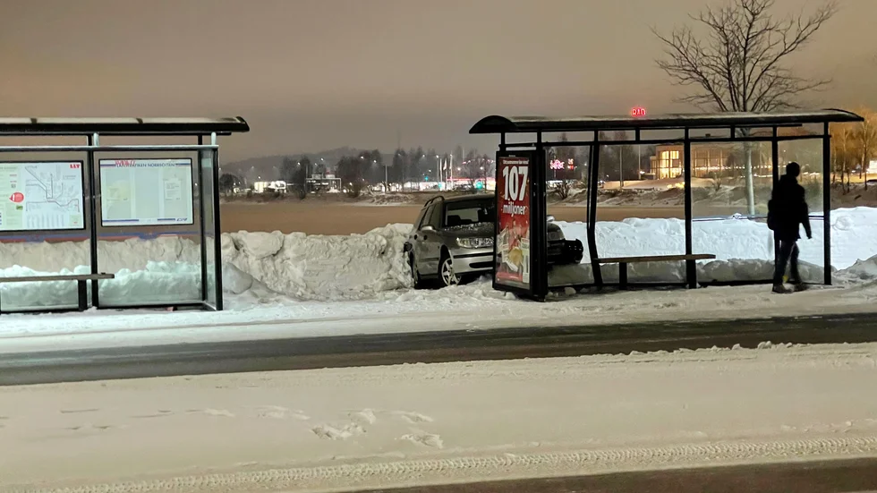 En personbil körde in i en busskur i centrala Luleå.