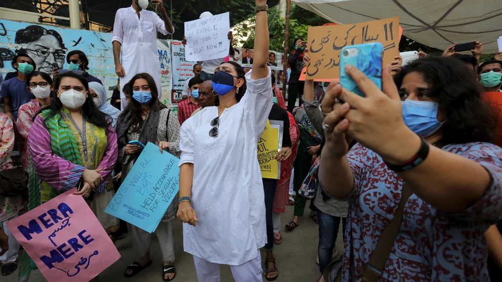 Demonstrationer i Pakistan efter våldtäkten i september förra året då en kvinna överfölls vid en motorväg. Nu har två män dömts till döden för våldtäkten. Arkivbild.