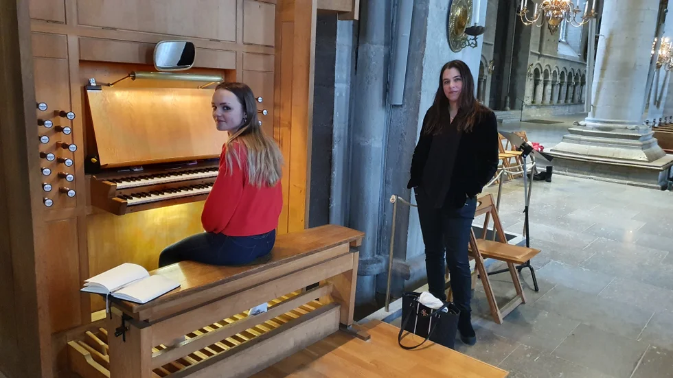 Linn Rubensson är en av eleverna i Linköpings domkyrkopastorats orgelskola. Alexandra Pilakouris är kyrkomusiker och lärare. 
