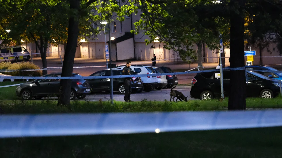 Polisen spärrade av ett stort område i bostadsområdet efter skottlossningen.
