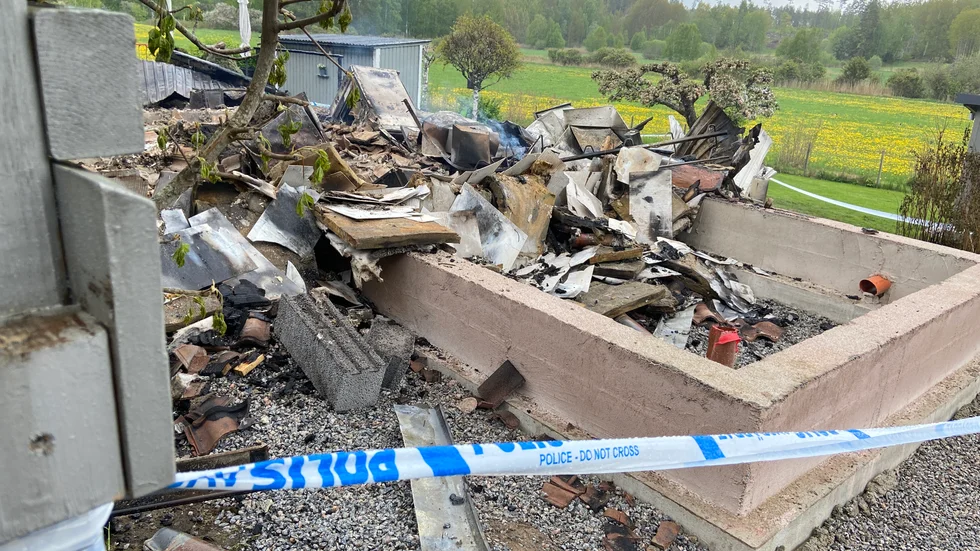 Larmet om branden kom in klockan 00.23, natten mot söndag. Strax efter konstaterades det att byggnaden stod utom räddning.