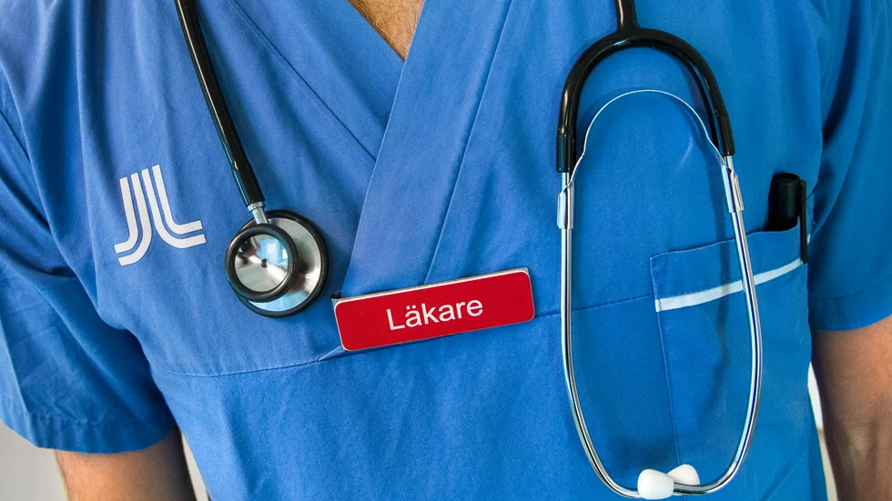 En äldre allmänläkare i Sörmland försökte bunkra mediciner i syfte att vårda svårt covidsjuka bekanta. Inspektionen för vård och omsorg tvivlar på att mannen längre än lämpad att jobba som läkare och vill se honom genomgå en egen läkarundersökning.