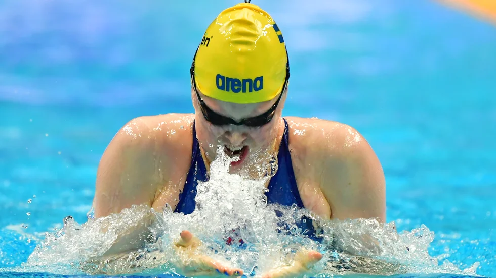 Emelie Fast på 100 meter bröstsim under sim-EM i Budapest.