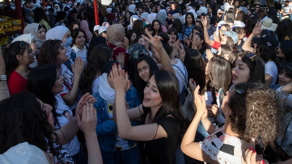 Syriska studenter dansar utanför en vallokal i Syriens huvudstad Damaskus.