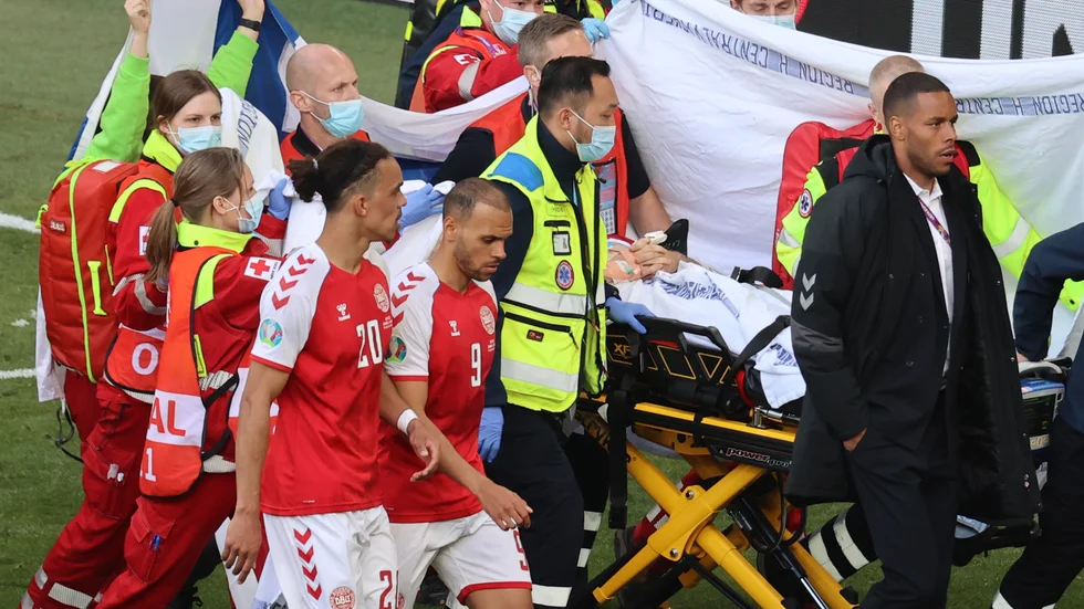 Christian Eriksen förs iväg till ambulansen efter att ha fått ett hjärtstopp under EM-matchen mot Finland i lördags.