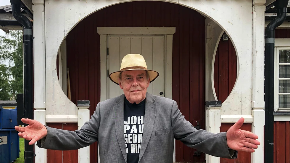 Anders Berglund framför Gillet i Varamon i Motala, bilden tagen juni 2021..  Det var i den lokalen han roade sig som läroverksungdom.