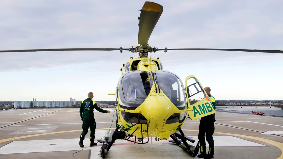 På våning 12 landar ambulanshelikoptern på Karolinska sjukhuset i Solna.