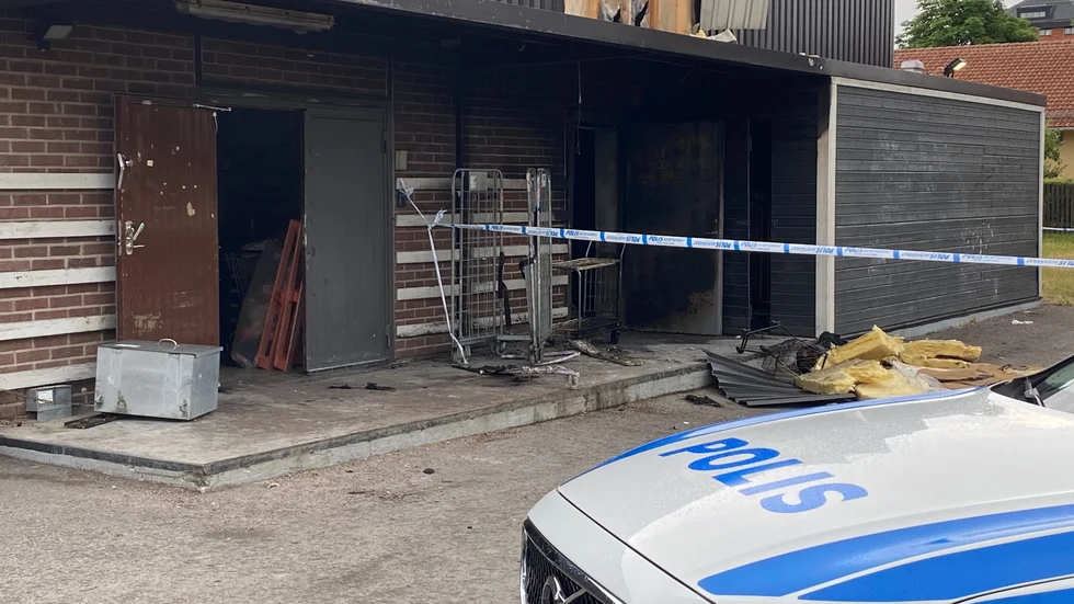 "När vi kom fram såg vi svart rök i byggnaden och gjorde en insats", sa Daniel Agerhult vid räddningstjänsten efter branden i matbutiken på Värmlandsgatan.