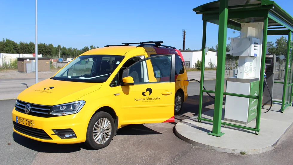 Ett KLT-fordon tankas med biogas. Centerpartisterna Karin Helmersson och Linda Eriksson har en rad frågor till SD kring biogasen.
