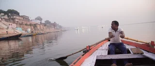 Spädbarn hittat i trälåda på Ganges
