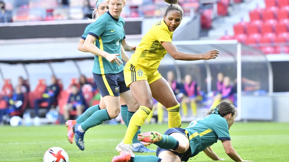 Madelen Janogy, här i OS-genrepet mot Kalmar den 15 juni, är en av spelarna som ligger precis på gränsen till en plats i den svenska OS-truppen.