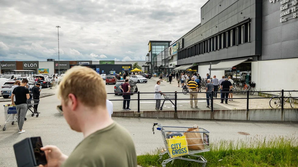 Många törstiga Uppsalabor samlades utanför Systembolaget i Boländerna under torsdagen.