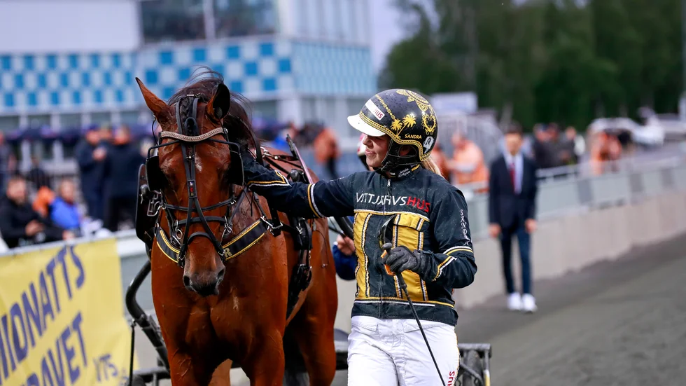 Sandra Eriksson och egentränade Swagger efter V75-seger i Boden sommaren 2021.