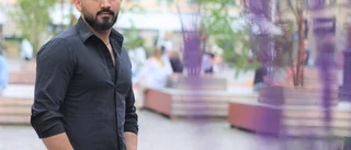 Han jobbar för sin mammas överlevnad: "Det är tufft"