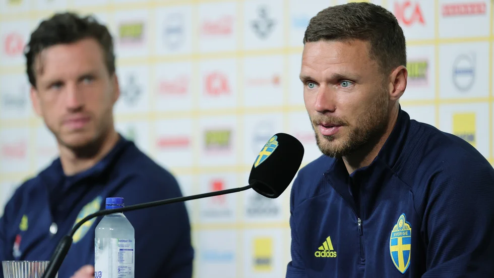 Marcus Berg på söndagens pressträff, i bakgrunden Gustav Svensson.