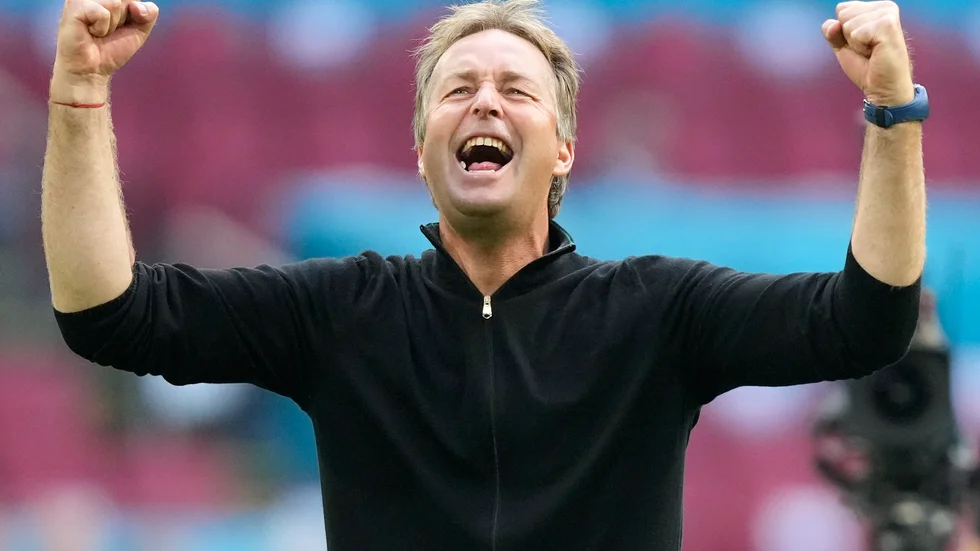 Danmarks förbundskapten Kasper Hjulmand jublar efter 4-0 mot Wales i åttondelsfinalen i EM.