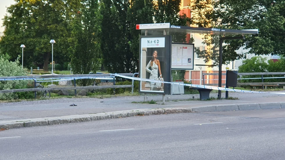 Ett av offren ska ha lyckats fly till busskuren på Söderleden, ett tiotal meter bort. Sedan sköts även han av skytten.