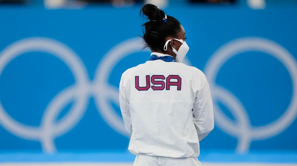 Amerikanska gymnastikstjärnan Simone Biles tog OS-brons i bom efter att ha berättat att hon lider av psykisk ohälsa.