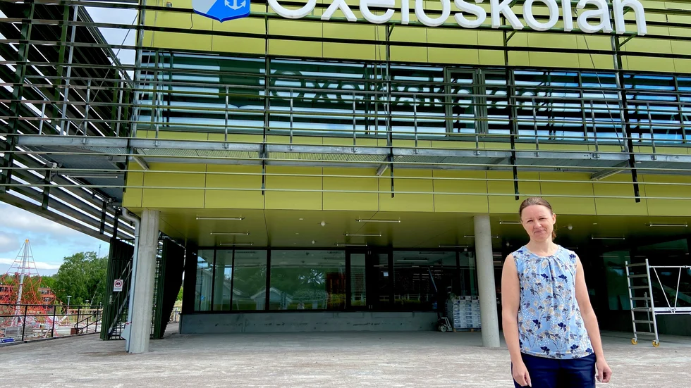 Oxelöskolans rektor Ylva Eriksson får hålla i en andra bandklippning  - och den här gången är det på allvar. På onsdag börjar de första eleverna i Oxelösunds nya skola.