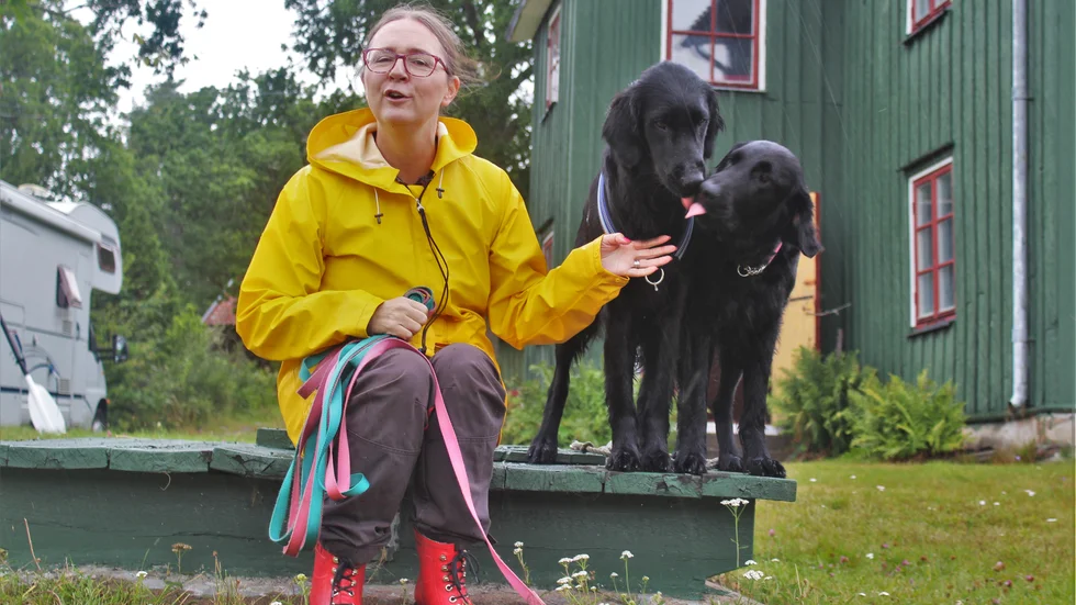 Det är regnigt denna dag på Borgö. Men det berör inte Molly och Izzy som pussas i regnet. På marken ligger den plasttoffel som Molly just burit ut ur huset i ren glädje.