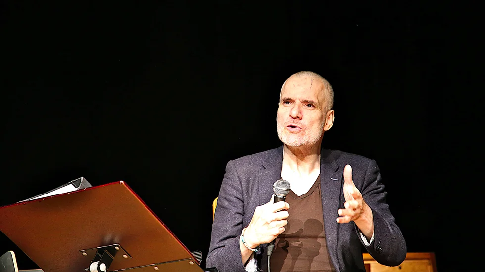 Thorsten Flinck pratar om allt mellan himmel och jord i monologerna mellan låtarna. Han kommer uppträda runt om på Gotland varje kväll fram till den 7 augusti.