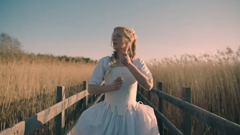 Ionnalee i videon till "Sommaren är min och jag kommer tillbaka", som är inspelad kring Omberg. 
