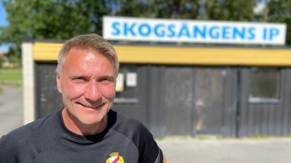 Mikael Jeppe vill gärna kunna använda Skogsängens konstgräs även under resten av december och i början av januari.