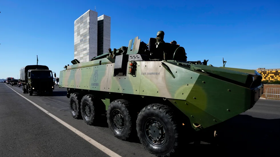 Militärfordon passerar förbi kongressbyggnaderna i Brasília under tisdagens parad vid presidentpalatset, som skedde samma dag som omröstningen om föreslagna ändringar i landets röstsystem.