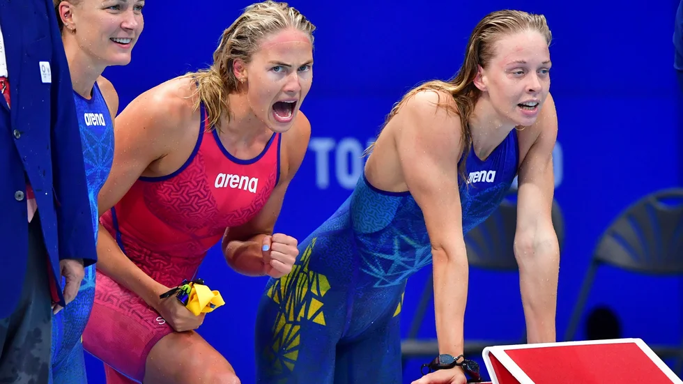 Sarah Sjöström, Michelle Colman och Louise Hansson under lagkappsfinalen i Tokyo.