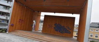 Stadsparkens nya scen i Luleå nerklottrad: "Jag blev förbannad"
