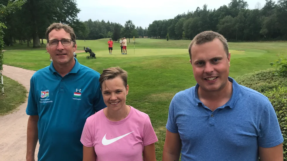 I mål på Hagalund. Mikael Sahlin från Vreta Kloster, Kristin Bäckström från Mjölby och Carl Adolfsson från hemmaklubben Vadstena GK fick gå i samma boll i tisdagens singeltävling under Vadstenas golfvecka. Totalt ungefär 640 starter görs i veckan.