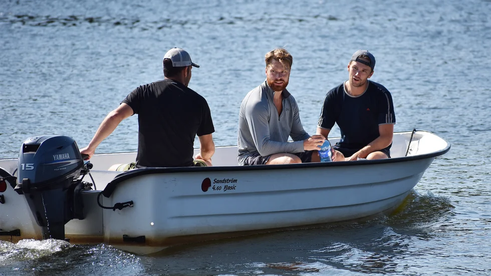 Jimmie Ericsson agerar båttaxi till Adam Larsson och Filip Berglund efter en padelmatch på den förstnämndes nya banor i Ursviken. 