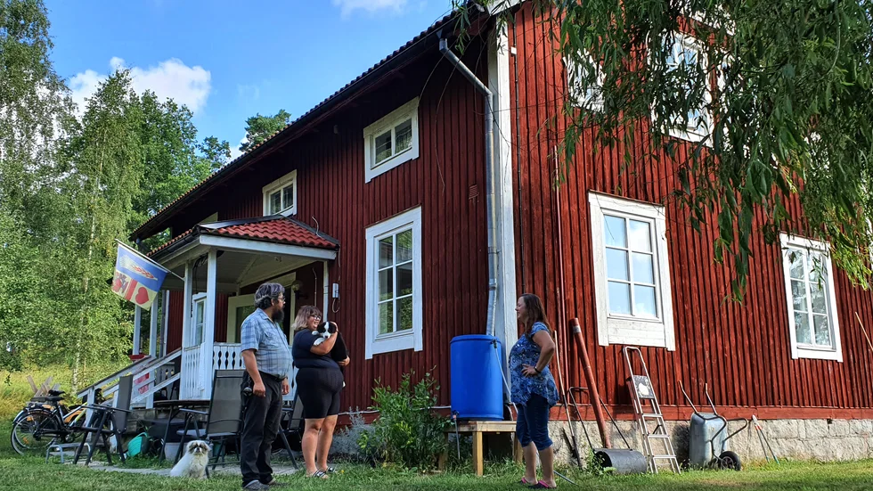 Familjen Sundström var beredda på en torr sommar. Med hjälp av att samla regnvatten har de kunnat odla trots att det nu råder bevattningsförbud.