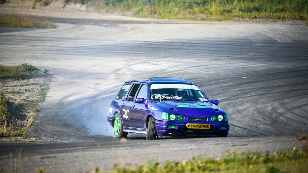 Det gick undan i svängarna då Magnus ”Basmange” Larsson trampade ner gasen i sin nylackade Sierra. Här på driftingträning på motorstadion i Klutmark.