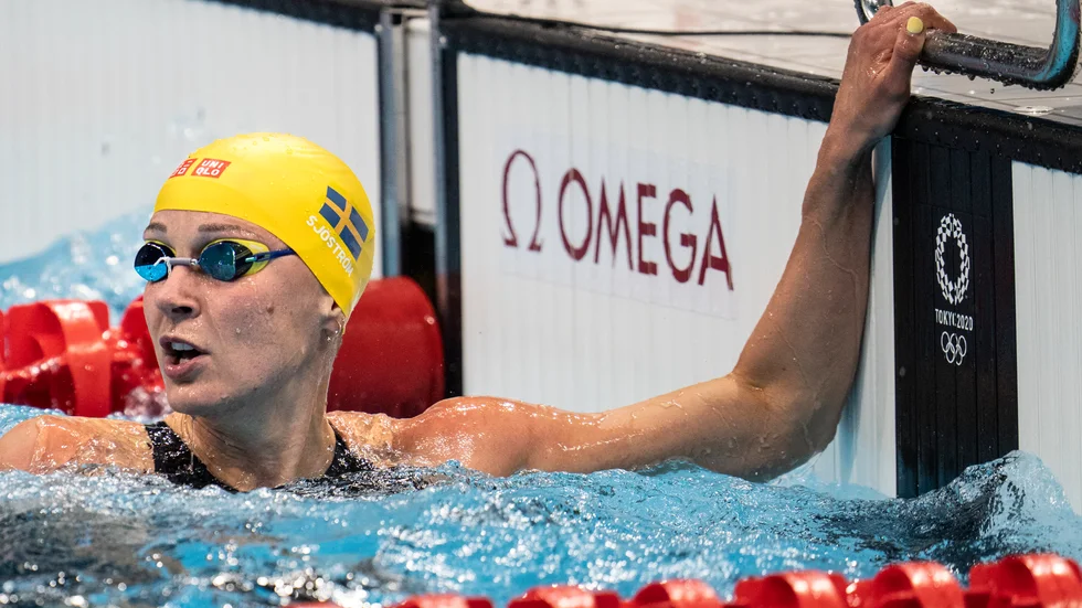 Sarah Sjöström vann sitt heat på 100 meter fritt i OS och gick vidare till semifinal med femte tid.