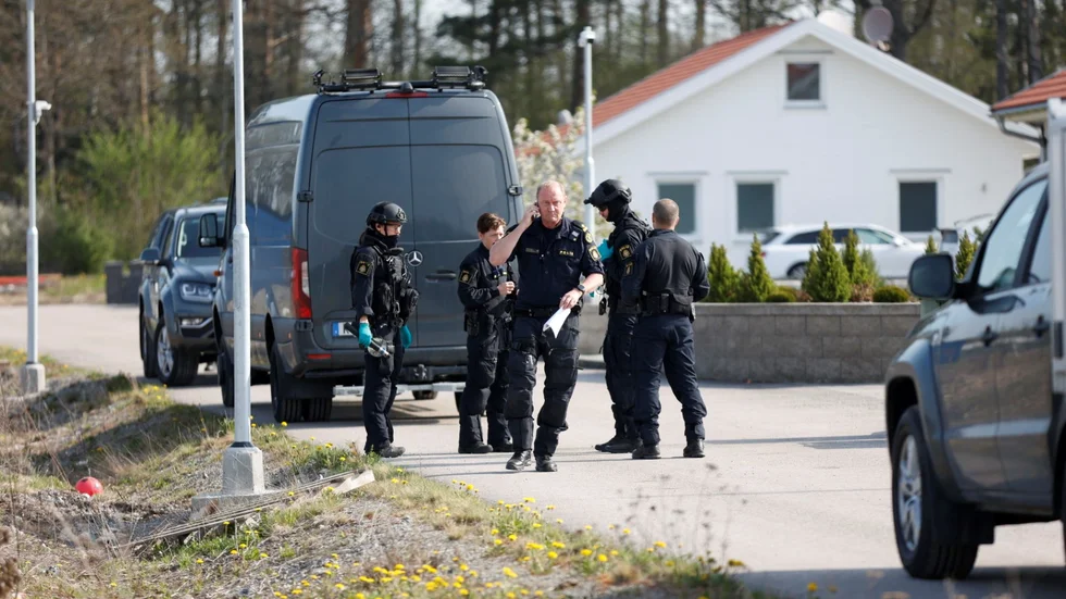 Polisen på plats i Jälla efter nattens kraftiga smäll.