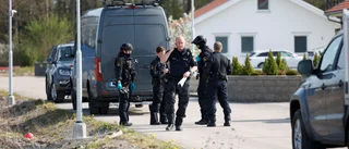 BILDEXTRA: Här söker polisen spår på platsen