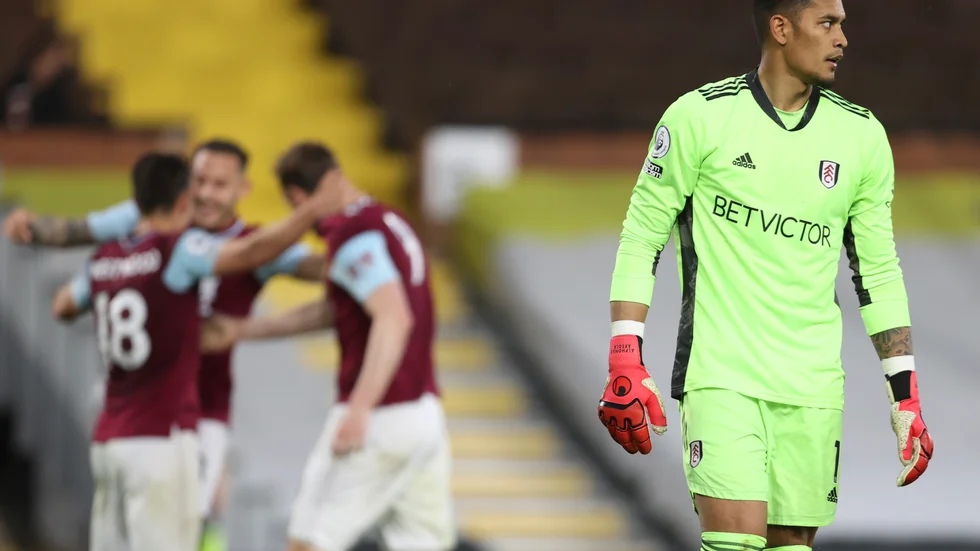 En besviken Alphonse Areola i Fulham-målet efter ett av Burnleys två mål under måndagskvällen. 0–2-förlusten innebär att Fulham åker ner i The Championship efter den här säsongen.