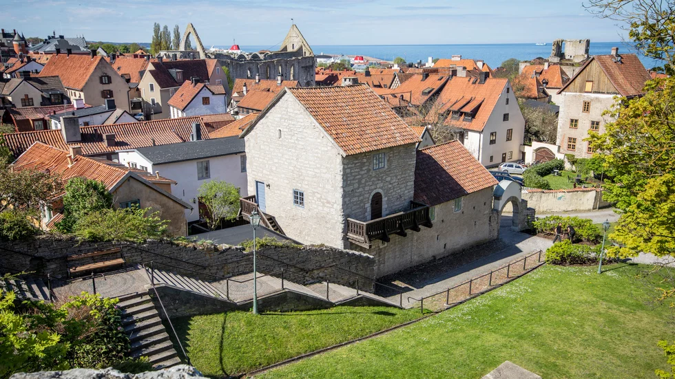 Johan Målares hus (mitt i bild) blir nu huvudsakligen en mötesplats under Almedalsveckan och plats för Klöverns personal.