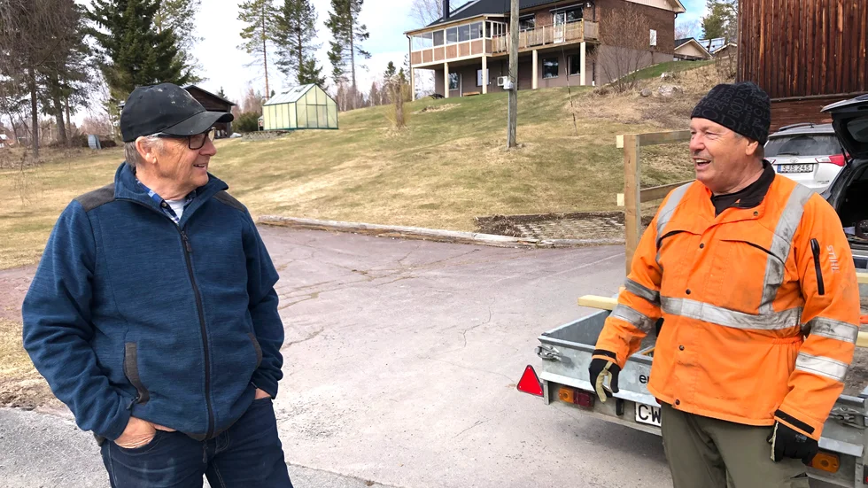 Grannarna Harry Hansson och Lennart Hansson funderar vad som hade kunnat hända om någon hade befunnit sig på vägen   när föraren till bilen tappade kontrollen över fordonet. 
