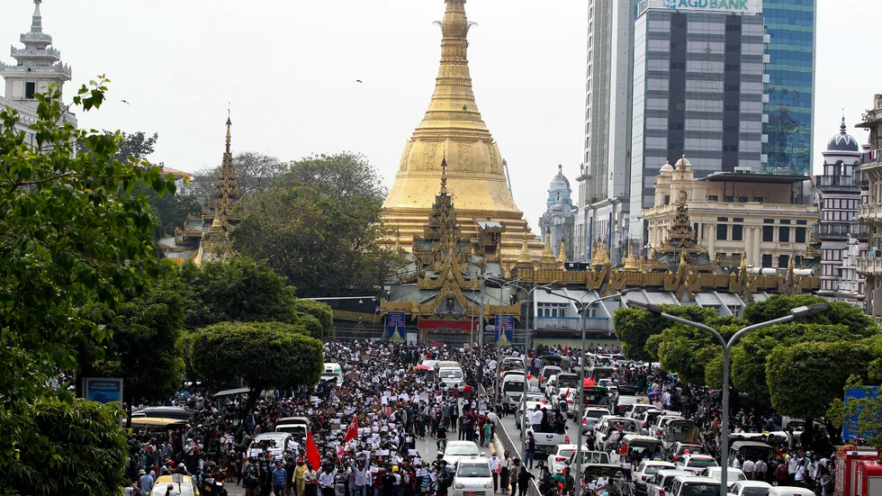 Buddhistiska monument är viktiga attraktioner i Myanmar. På bilden hålls demonstrationer i Rangoon framför den berömda Sule-pagodan i februari i år.