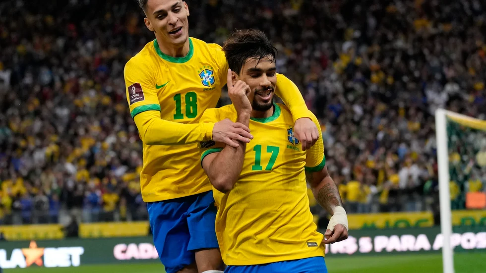 Lucas Paquetá firar sitt mål mot Colombia, lagkamraten Antony gratulerar.