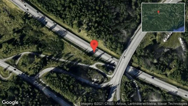 Personbil stillastående på E20