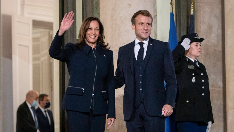 USA:s vicepresident Kamala Harris och Frankrikes president Emmanuel Macron utanför Elyséepalatset i Paris.
