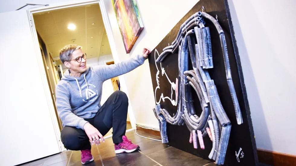 Janna Nordell är en av konsteleverna som visar sina verk på Solviks rekordstora vårutställning. ”Det känns jättekul”, säger hon. 