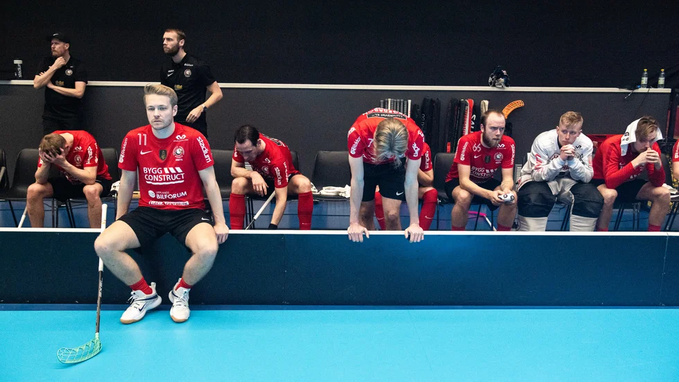 Förlusten är ett faktum. Storvretaspelarna med Filip Stenmark sittande på sargen har just sett Falun vinna SM-finalen i Gävle, detta trots en mycket bra insats av målvakten Viktor Klintsten.